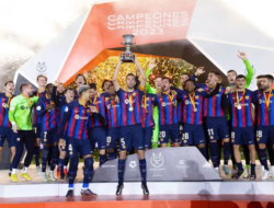 Barcelona Win Champeone Super Copa Barcelona angkat trofi Perdana Super Copa spanyol di 2023